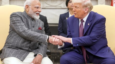 तस्वीर में डोनाल्ड ट्रंप और नरेंद्र मोदी