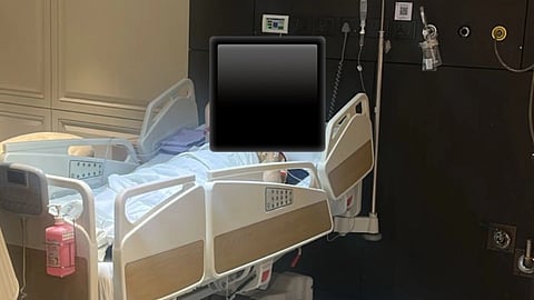 इस इमेज में हॉस्पिटल के बिस्तर को देखा जा सकता है।