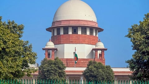 इस इमेज में सुप्रीम कोर्ट को देखा जा सकता है।