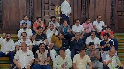 इस इमेज में बहुत सारे लोगों को एक झुण्ड में देखा जा सकता है।