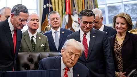 इस इमेज में डोनाल्ड ट्रम्प को कुछ लोगों के साथ देखा जा सकता है।