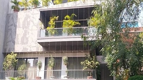 तस्वीर में एक बहुमंज़िला मकान देख सकते हैं।