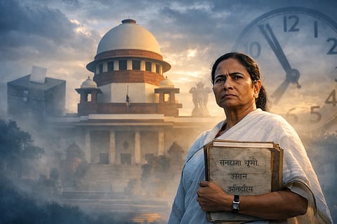 इस तस्वीर में ममता बनर्जी को सुप्रीम कोर्ट के सामने देख सकते हैं।