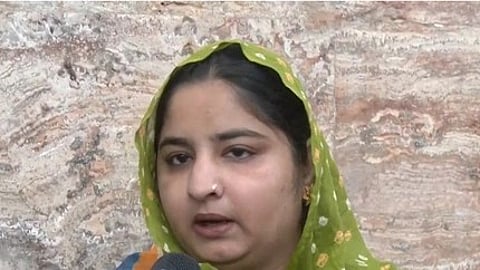 सनोबर शेख बोलते हुए।