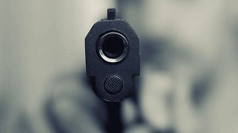 बन्दूक को हाथों में पकड़े हुए देखा जा सकता हैं।