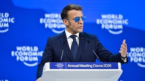 फ्रांस के नेता मंच पर भाषण देते हुए।