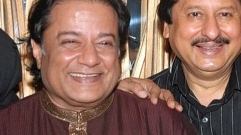 अनूप जलोटा को देख सकते हैं।