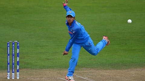 एकता बिष्ट को क्रिकेट के मैदान में खेलते हुए देखा जा सकता है।