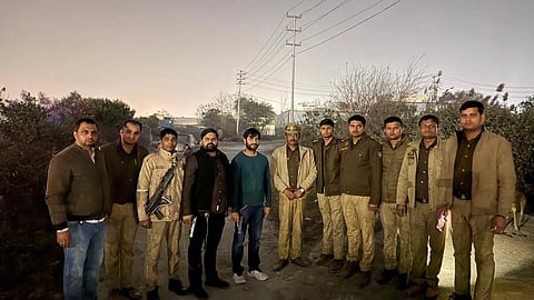 कुछ लोगों को पुलिस की वर्दी में देखा जा सकता है जबकि कुछ लोगों को साधारण कपड़ो में।ता है।