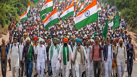 एक पदयात्रा में लोगों के झुण्ड को देखा जा सकता है।