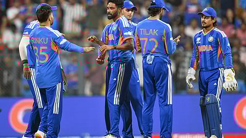 स्टेडियम में भारतीय क्रिकेट टीम के खिलाडी को देखा जा सकता है।