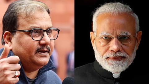 एक तरफ चश्मा पहने राजयसभा सांसद मनोज झा, जो बोलते हुए हाथ से इशारा कर रहे हैं, जबकि दाईं ओर सफ़ेद दाढ़ी और चश्मे में पीएम मोदी गंभीर मुद्रा में दिखाई दे रहे हैं।