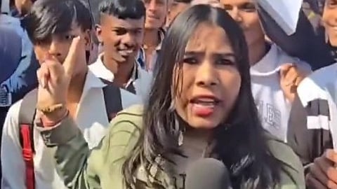 महिला पत्रकार के साथ बदसलूकी करते छात्र, बिहार में कानून व्यवस्था पर उठ रहे सवाल