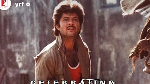 एक गाने पर अभिनय करते हुए।