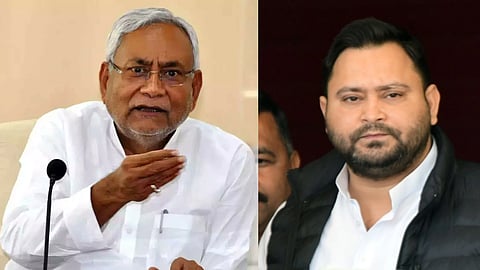 बाईं ओर एक नीतीश कुमार प्रेस कॉन्फ्रेंस के दौरान हाथ के इशारे से बात करते हुए दिखाई दे रहे हैं, जबकि दाईं ओर एक युवा राजनेता तेजस्वी यादव गंभीर मुद्रा में कैमरे की ओर देखते हुए नजर आ रहे हैं।