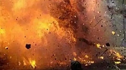 आग के विशाल ज्वाला को देखा जा सकता है।