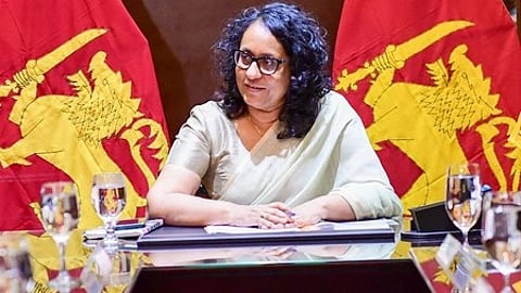 महिला नेत्री मंच पर भाषण देते हुए।