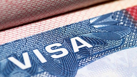 वीज़ा के लोगो को देखा जा सकता है।