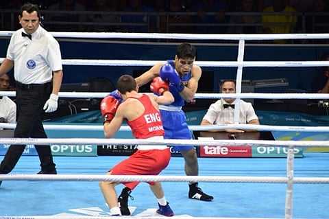 बॉक्सिंग के खिलाडी खेलते हुए।