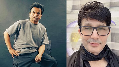 बाईं ओर एक अभिनेता राजपाल यादव ग्रे टी-शर्ट पहनकर कुर्सी पर बैठे पोज दे रहे हैं, जबकि दाईं ओर चश्मा पहने केआरके सेल्फी लेते हुए नजर आ रहे हैं।