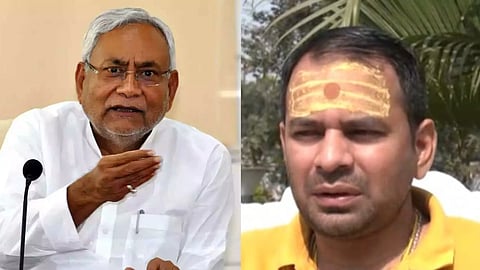 बाईं ओर सफेद कुर्ता पहने एक नीतीश कुमार माइक्रोफोन के सामने बोलते हुए दिखाई दे रहे हैं, जबकि दाईं ओर तेज प्रताप यादव माथे पर तिलक लगाए बाहर खड़ा नजर आ रहे हैं।