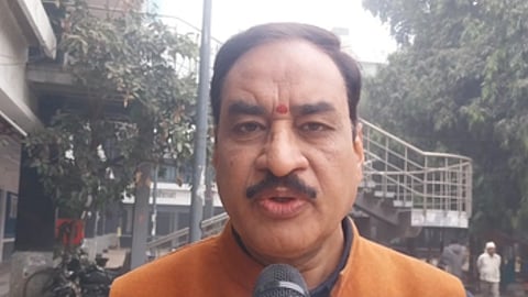 विश्व हिंदू परिषद (VHP) के राष्ट्रीय प्रवक्ता विनोद बंसल जिनके माथे पर लाल तिलक लगे हैं और माइक के साथ कैमरे के सामने बयान देते दिखाई दे रहे हैं।