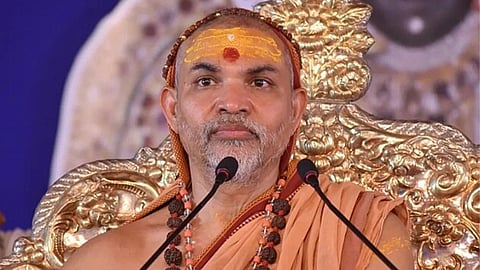 शंकराचार्य अविमुक्तेश्वरानंद सरस्वती अपने आसन पर।