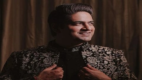 अमित मिश्रा मुस्कुराते हुए।