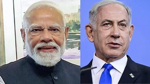 बाईं ओर भारत के पीएम नरेंद्र मोदी सफ़ेद कुर्ता और जैकेट में जबकि दाई ओर इजरायल के पीएम बेंजामिन नेतन्याहू काला सूट पहने हुए