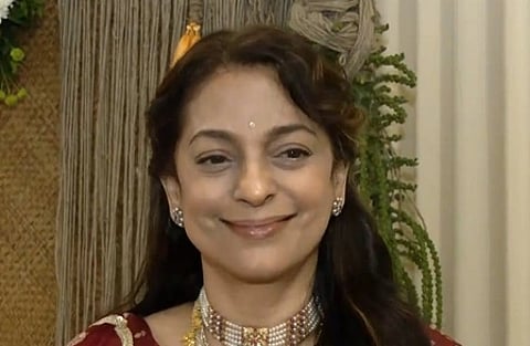 जूही चावला मुसकुराते हुए।