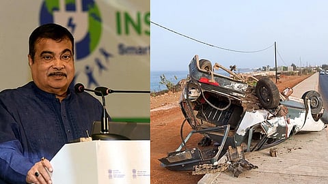 बाईं ओर नितिन गडकरी नीला कुर्ता पहने हुए और माइक के सामने भाषण देते हुए जबकि दाईं ओर एक सफ़ेद कर जिसका एक्सीडेंट हुआ है