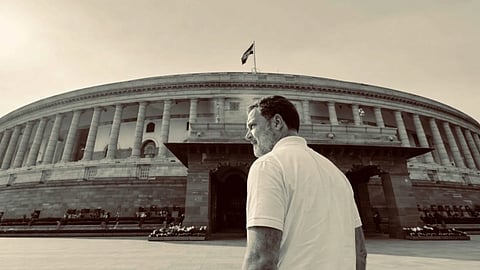 संसद भवन के सामने खड़े नेता प्रतिपक्ष राहुल गाँधी सफ़ेद टी शर्ट में नज़र आ रहे हैं।