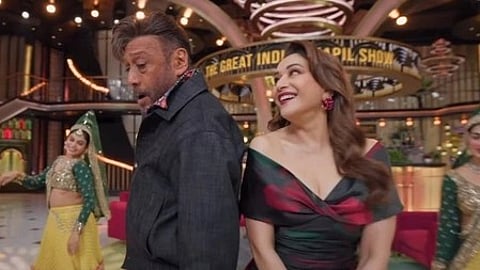 माधुरी दीक्षित,जैकी श्रॉफ अभिनय करते हुए।