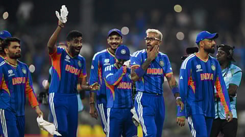 टीम इंडिया के खिलाड़ी नीली जर्सी में दिखाई दे रहे हैं और मैच जीतने की ख़ुशी दिखाई दे रही है।