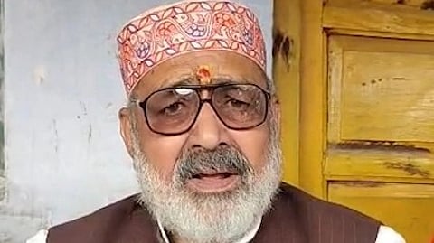 गिरिराज सिंह टोपी पहने हुए