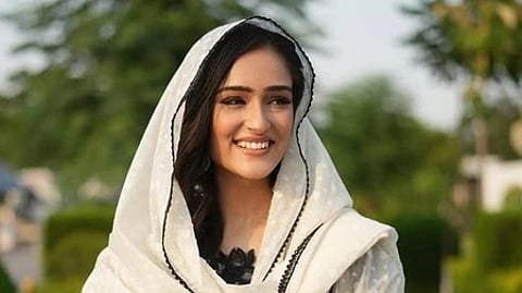 श्रेया जैन सफेद परिधान में।