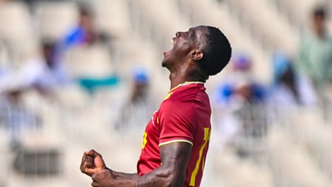 वेस्टइंडीज क्रिकेट टीम की जर्सी में जश्न मनाते शमार जोसेफ