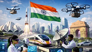 भारत के तिरंगे के साथ भविष्यवादी भारत का दृश्य, इंडिया गेट और लोटस टेम्पल के बीच आधुनिक शहर, रॉकेट लॉन्च, हाई-स्पीड ट्रेन, ड्रोन डिलीवरी, सैटेलाइट डिश, इलेक्ट्रिक कार, रोबोट और वैज्ञानिक उन्नत तकनीक पर काम करते हुए दिख रहे हैं।