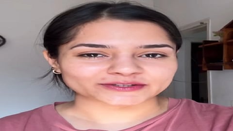 गुलाबी रंग की टीशर्ट में दिखाई देती अभिनेत्री प्रगति तिवारी