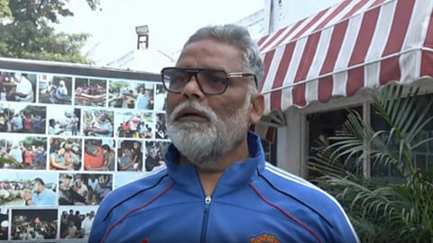 नीले टी-शर्ट में चश्मा लगाए हुए कैमरे पर बोलते सांसद पप्पू यादव