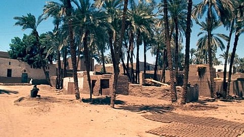 मिस्र के मेम्फिस स्थित अजीज स्थल पर एक चूना पत्थर की संरचना की खोज की है