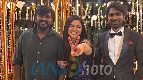 अभिनेत्री कयादू लोहार दो अन्य लोगों के साथ में।