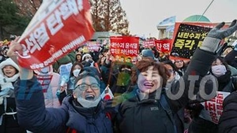 आंदोलन में नारे लगते हुए लोग।