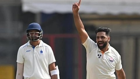 आकिब नबी डार खेलते हुए।