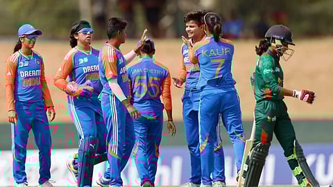 मैच के दौरान भारतीय महिला क्रिकेट टीम की खिलाड़ी विकेट लेने का जश्न मना रही हैं, जबकि बांग्लादेश की एक बल्लेबाज बाहर जाती हुई दिख रही है।