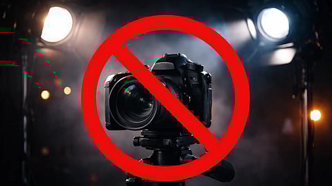 एक कैमरा जिस पर बैन का सिंबल लगा हुआ है