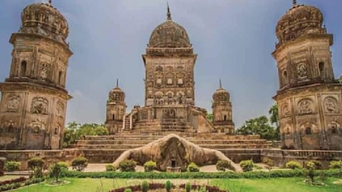 उत्तर प्रदेश के लखीमपुर खीरी स्थित नर्मदेश्वर महादेव (मेंढक मंदिर) का भव्य दृश्य, जिसमें मेंढक आकार के आधार पर बना मंदिर और ऊँचे गुंबद दिखाई दे रहे हैं।