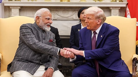 भारत के प्रधानमंत्री नरेंद्र मोदी और अमेरिका के पूर्व राष्ट्रपति डोनाल्ड ट्रंप व्हाइट हाउस में मुलाकात के दौरान हाथ मिलाते हुए।