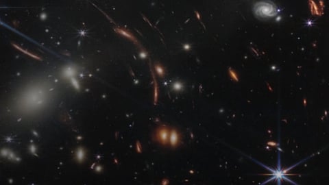 अंतरिक्ष की गहराइयों में चमकती दूरस्थ आकाशगंगाओं, तारों और ब्रह्मांडीय संरचनाओं का दृश्य।