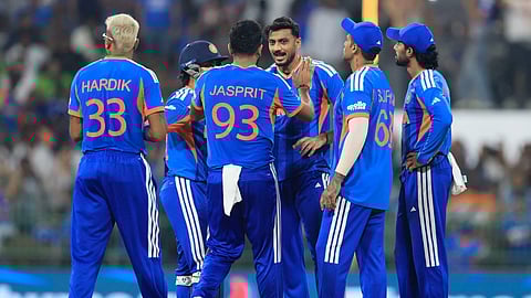 नीली जर्सी पहने भारतीय क्रिकेट टीम के खिलाड़ी मैदान पर आपस में चर्चा करते नजर आ रहे हैं।